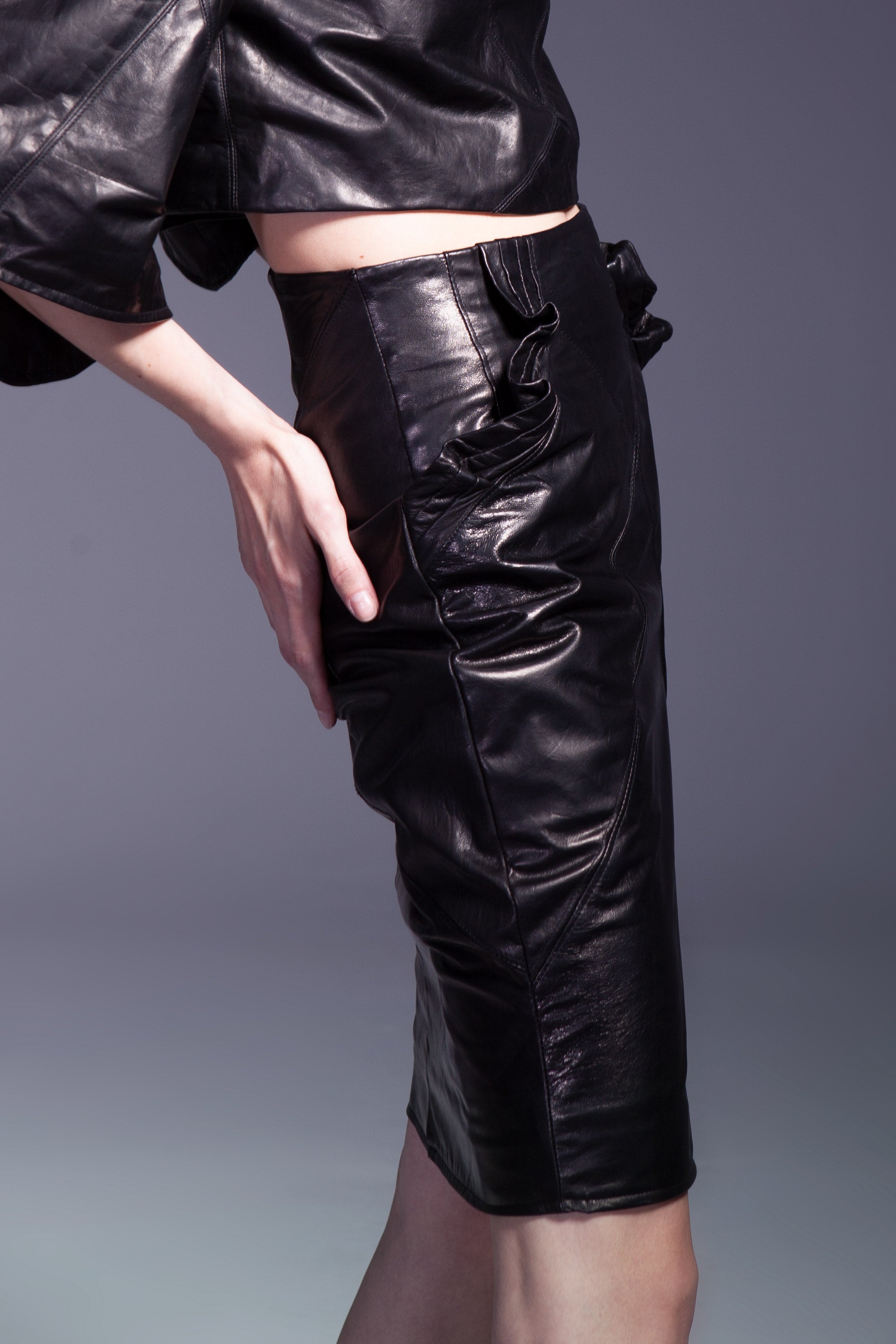 Black Leather Knee Length Skirt with Ruffles – MUCCIOLO